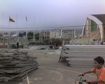 Tribunas metálicas minutos antes de partir. 